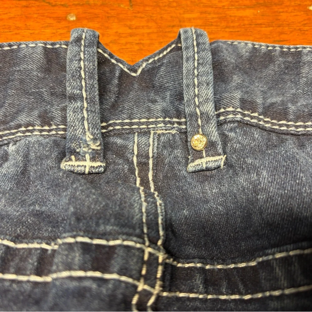 Amethyst Jeans Dark Wash Frayed‎ Hem Shorts - Picture 7 of 7